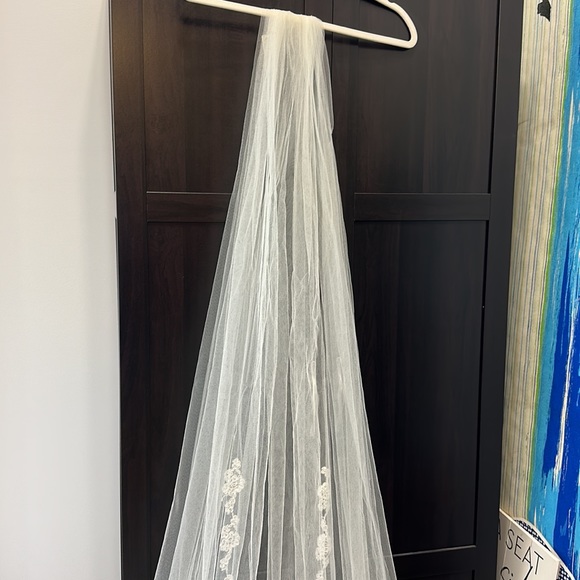 Sara Gabriel Floral Lace Chelsea Veil, pale ivory 90 inches - Picture 3 of 12